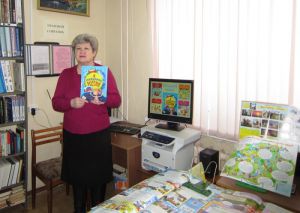 Валентина Николаевна Кузнецова презентует книгу.