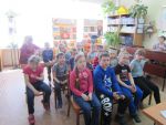 Дети слушают рассказ библиотекаря о Великой Отечественной войне