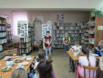 Дети разыгрывают сценку в библиотеке Ермаково на день семьи
