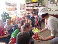 Угощаем яблоками в библиотеке Ермаковского ЦД