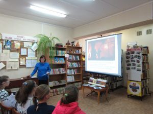 Беседуем со школьниками в библиотеке Ермаковского ЦД
