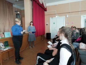 Ребята читают стихи А. Суркова в Ермаковской школе