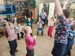 Праздничная игровая программа для детей из детского сада в библиотеке Ермаковского центра досуга к Новому году